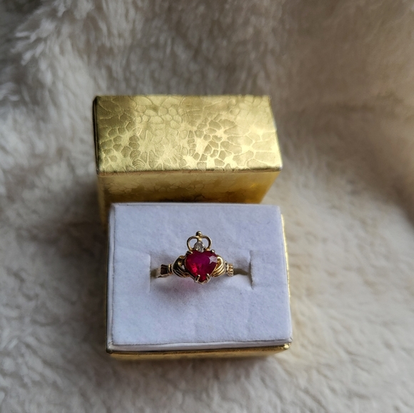 Vintage Claddagh with red heart stone in center 10k yellow gold ✨️(Stamped 417)